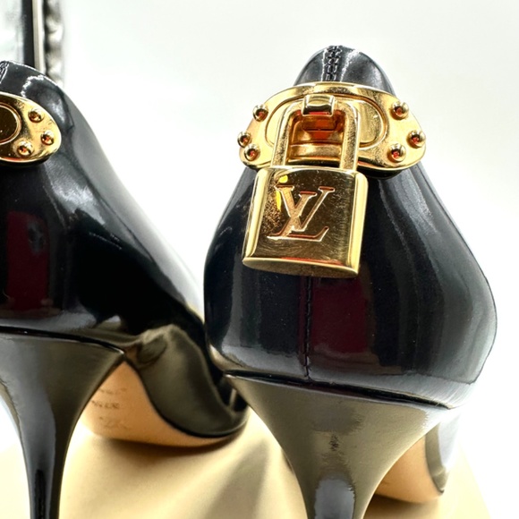 LOUIS VUITTON “OH REALLY” Padlock Round Toe Black Pumps - Picture 16 of 16